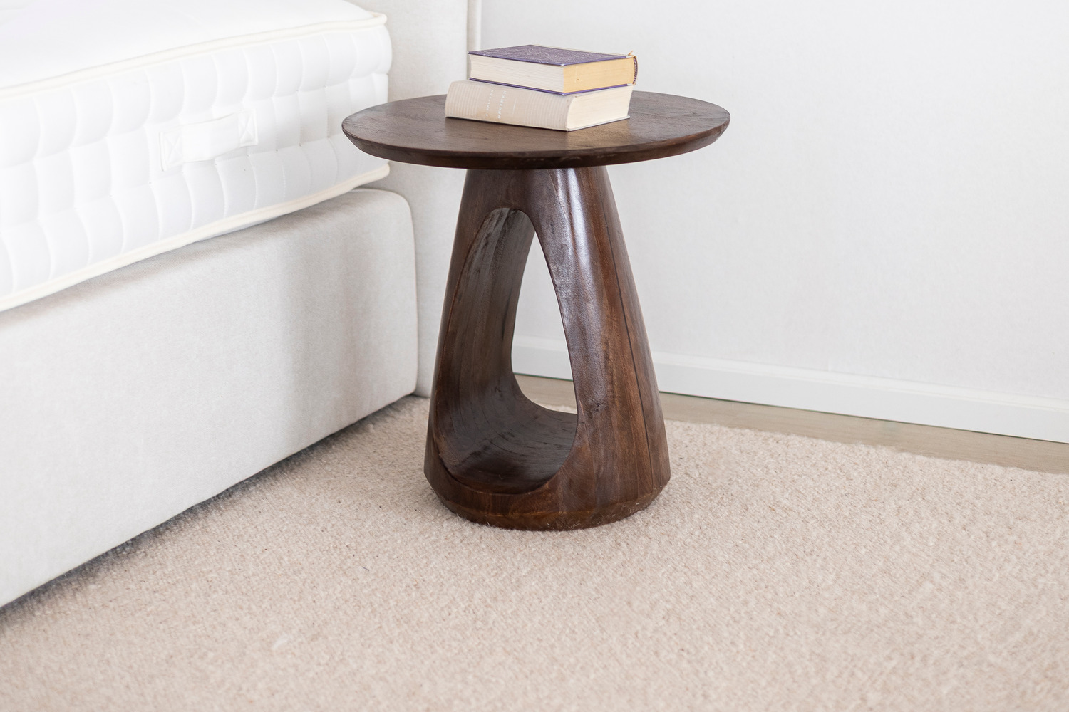 Beistelltisch Paros neben einem Boxspringbett